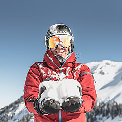 <p>Junger Mann freut sich am frischen Schnee in der Skiwelt Gstaad.</p>
